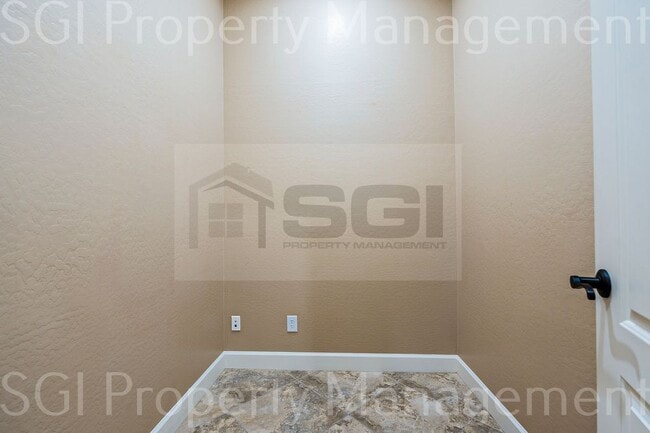 Building Photo - LUXURY 5 BEDROOM VISTANCIA BASEMENT HOME!