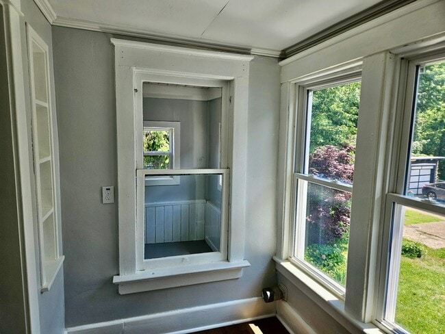 Building Photo - Second Floor 2 BED/1 BATH Apartment