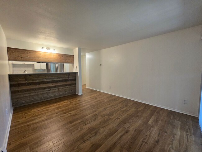 Building Photo - Beautifully Renovated Condo With Huge Balcony!
