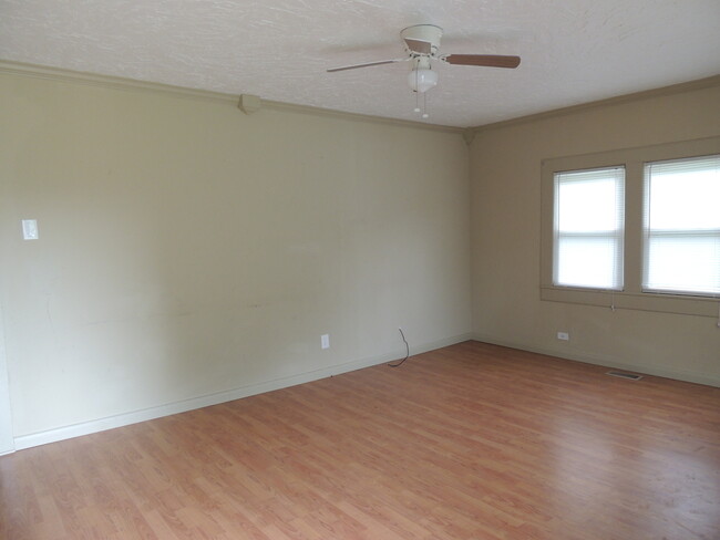 Building Photo - 2 Bed, 1 Bath house w/ large level yard an...