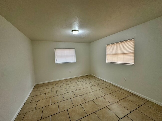 Building Photo - Charming 3-Bedroom, 1.5-Bathroom Home with Stunning Lake Views