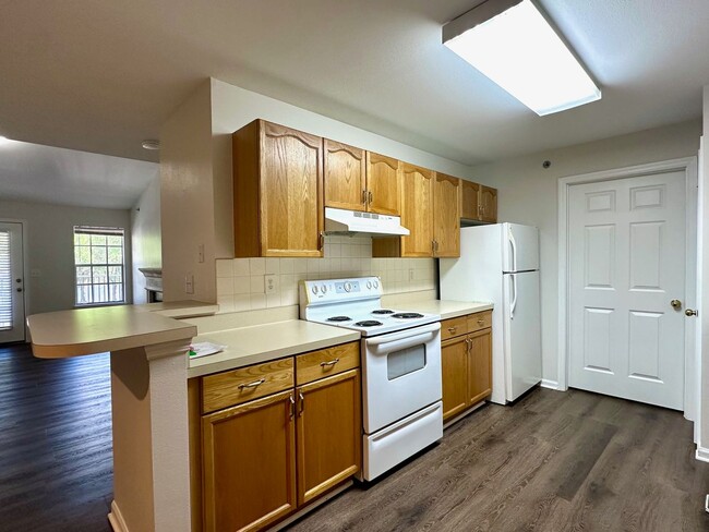 Building Photo - 2 Bed/2 Bath Condo, Gated security, Tons o...