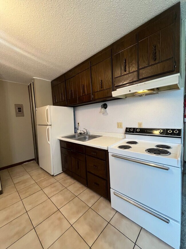 Building Photo - Main Floor Studio in St. Paul - Great Location