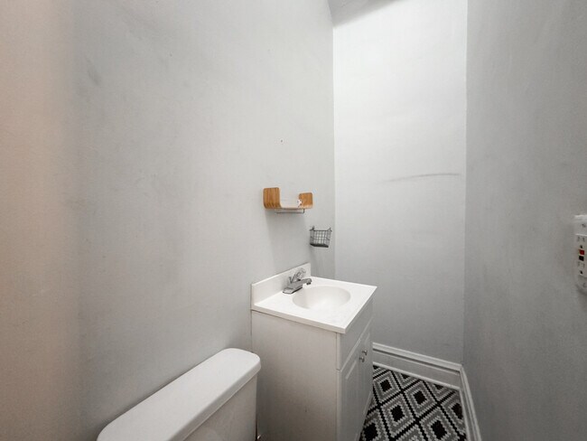 Building Photo - 723 W Wrightwood Ave