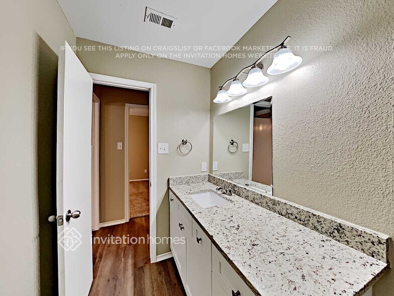 Building Photo - 819 W Lonesome Dove Trail