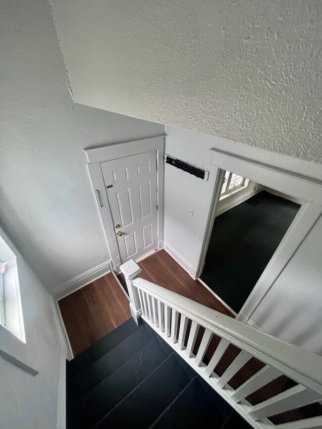 Building Photo - Newly Renovated Single Family Home!