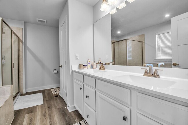 Building Photo - 4966 Brauer Dr