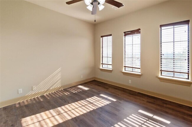 Building Photo - 1702 Lakeway Blvd