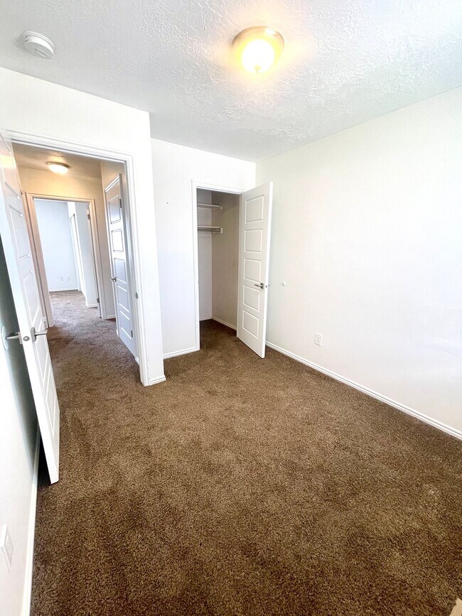 Building Photo - 672 E 950 S