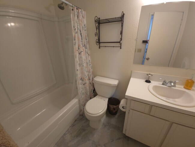 Building Photo - Fully Furnished Home