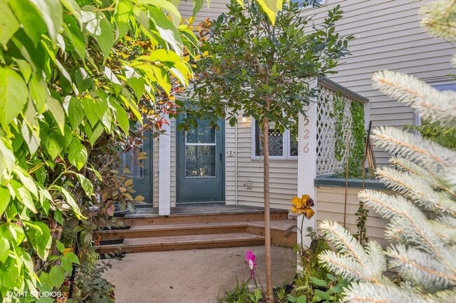 Building Photo - Charming Renovated Home with Modern Amenit...