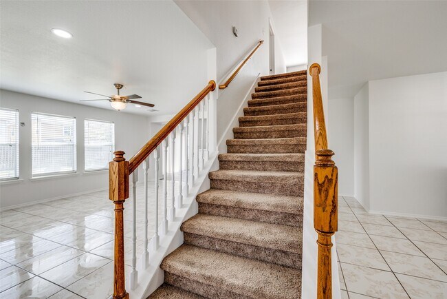 Building Photo - 5750 Roehampton Ct