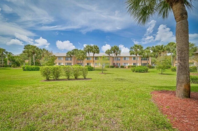 Building Photo - Beautiful Condo in South Naples