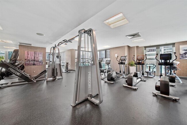 Building Photo - 950 Brickell Bay Dr