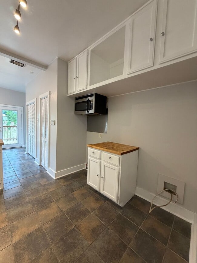 Building Photo - Stylish 2/2 Bungalow with Modern Kitchen & Spacious Backyard