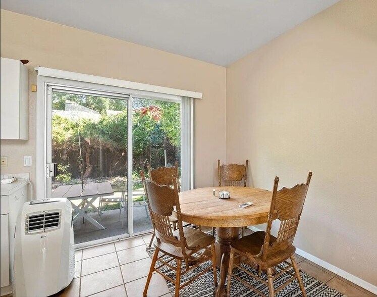 Building Photo - 2633 Sherwood Cir