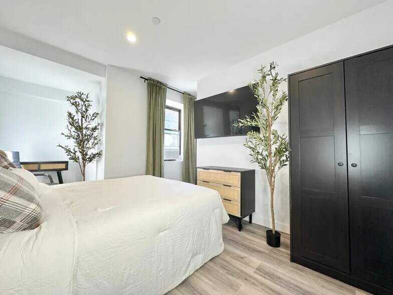 Building Photo - Furnished room/NOT APARTMENT