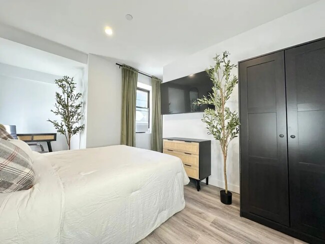 Building Photo - Private Bedroom in a 5 bedroom / 2 bathroo...