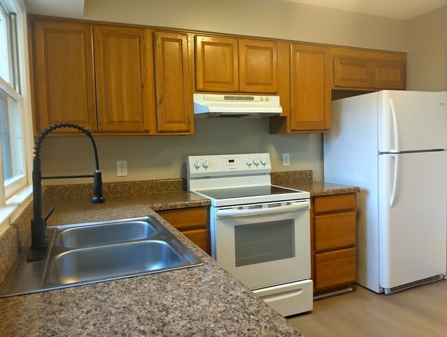 Building Photo - Spacious 2bd/1.5ba townhome