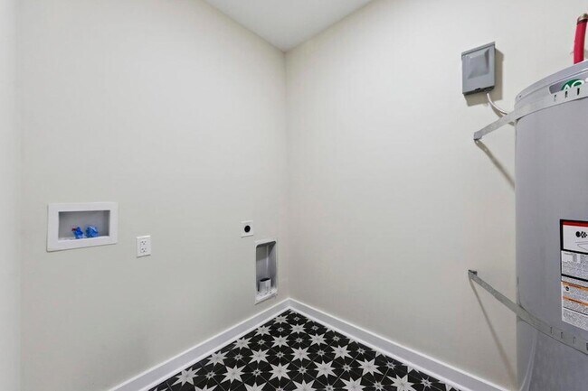 Building Photo - 2136 Commander Rd