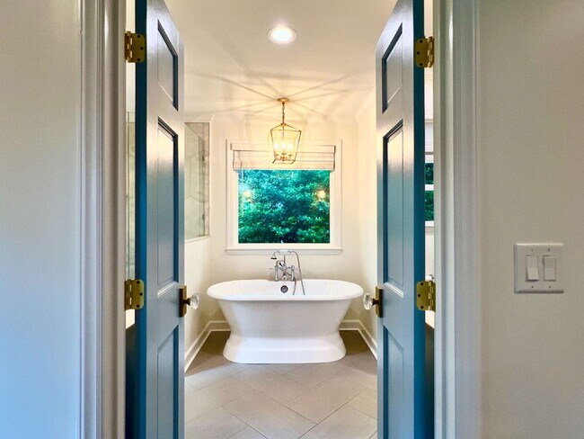 Building Photo - LUXURIOUS LANSDOWNE RETREAT!