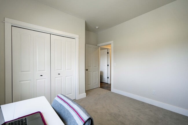 Building Photo - 32 E Clara Ct