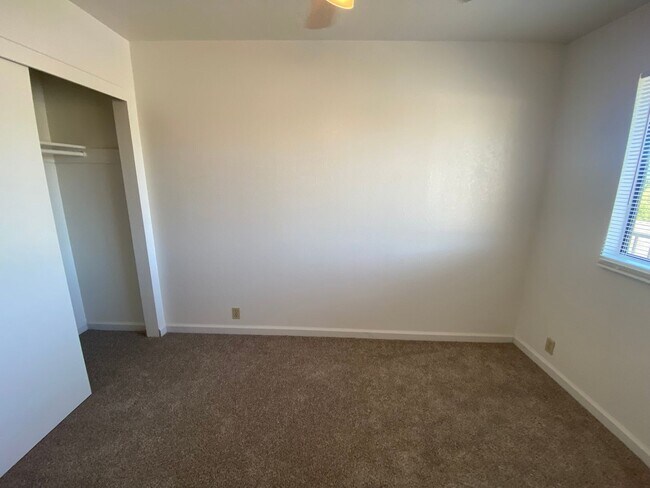 Building Photo - La Tierra Gardens - 2/1 Upstairs Apartment
