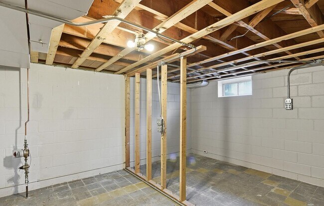 Building Photo - 2618 Weber St