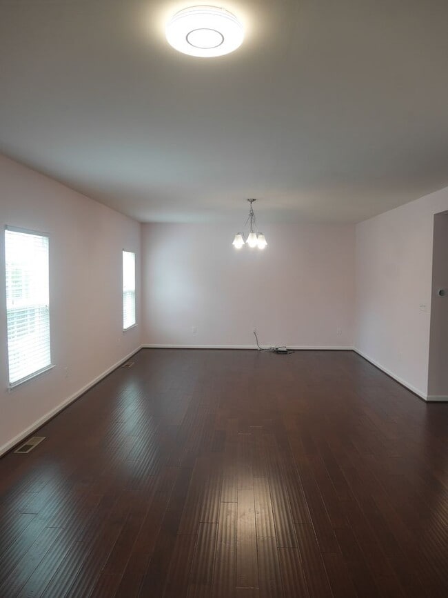 Building Photo - Elegant 4-Bedroom Single-Family Home with ...