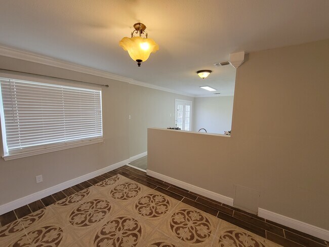 Building Photo - 810 Springvale Dr