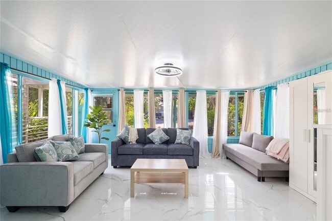 Building Photo - 8825 Oak St