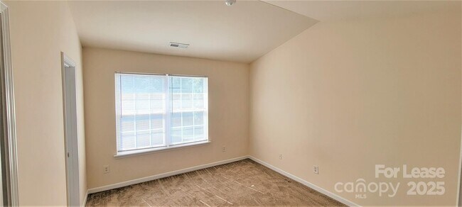 Building Photo - 915 Par One Ct