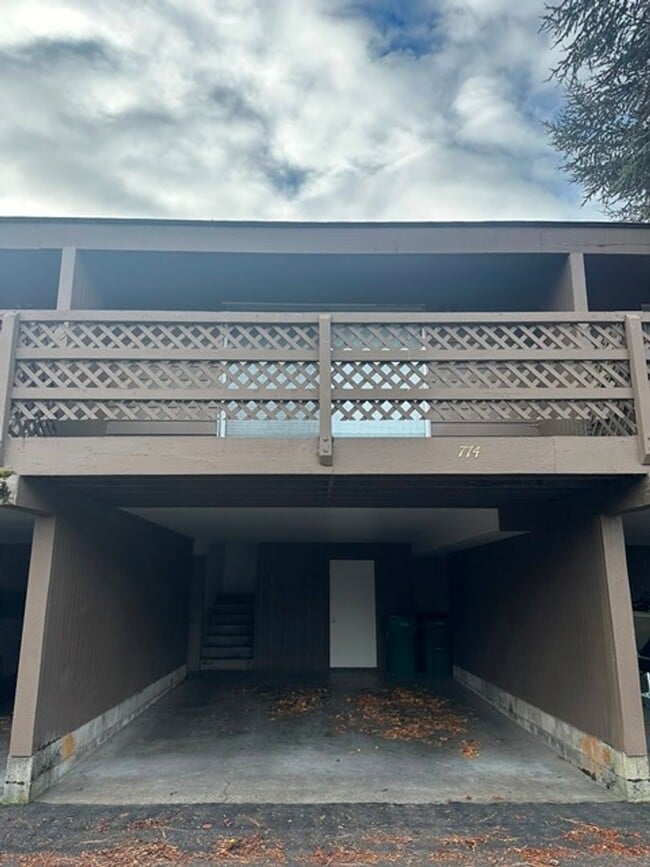 Building Photo - 2 Bedroom, 1 1/2 bath Townhome