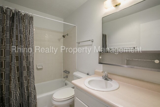 Building Photo - 1800 Glorieta St NE