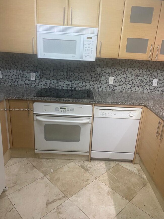 Building Photo - 2101 Brickell Ave