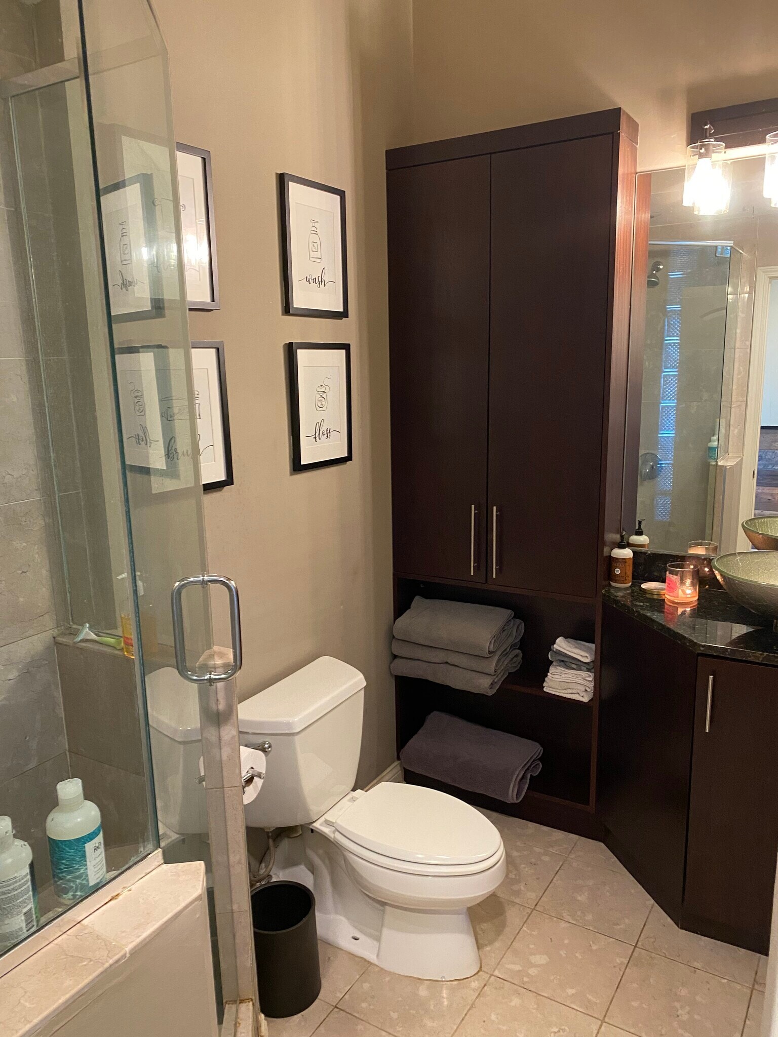 Building Photo - 812 W Van Buren St