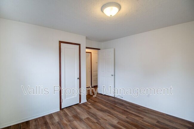 Building Photo - 920 13th St NE