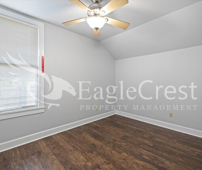 Building Photo - 105NSP