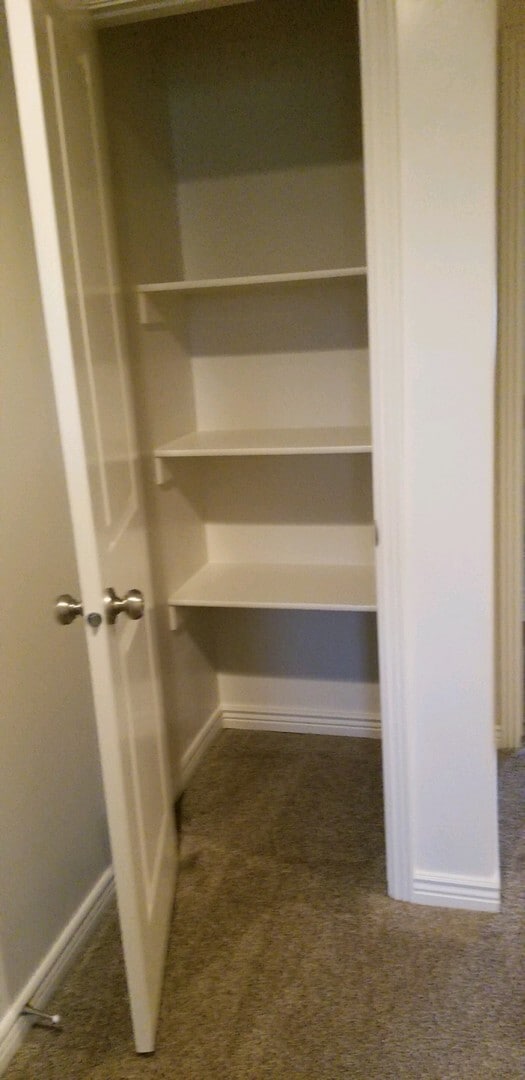 Building Photo - Town home in Little Valley Area. End Unit!!