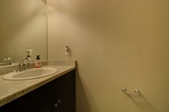 Building Photo - 3 bedroom Ivory Ridge Townhome
