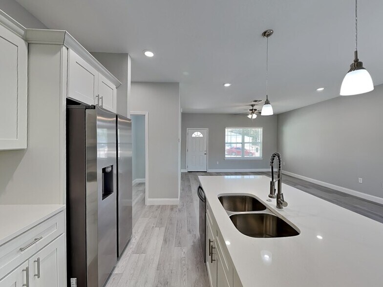 Building Photo - 8512 N Merrimac Way