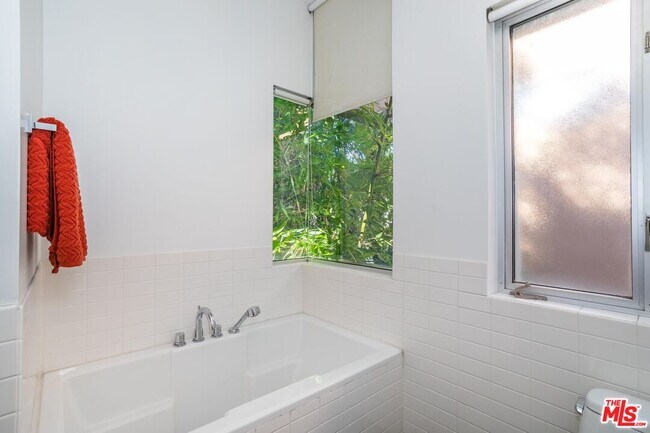 Building Photo - 900 N W Knoll Dr