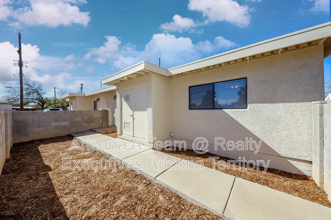 Building Photo - 3149 E Flower St