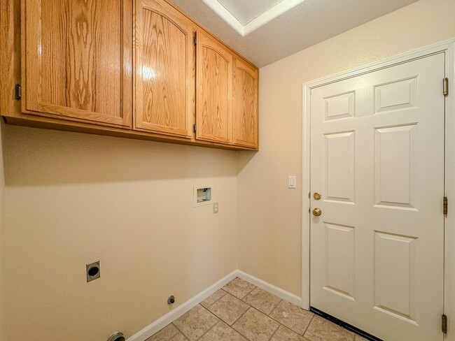 Building Photo - Lovely 3 Bedroom Home!
