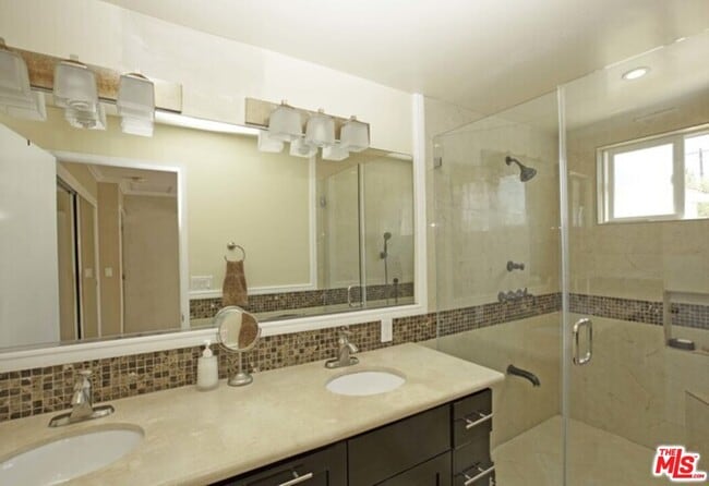 Building Photo - 3556 S Bentley Ave