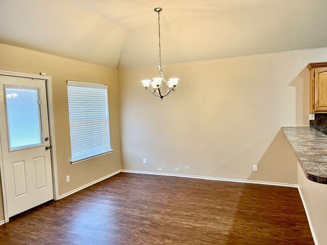 Building Photo - 4 bed 2 bath - Law Enforcement discount.