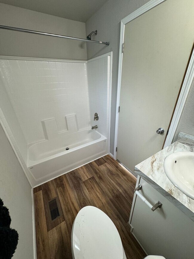 Building Photo - Move-In Special! 1/2 First Month Rent!! 2 bedroom, 2 Bath in the heart of town
