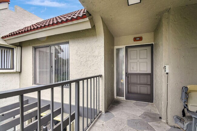 Building Photo - 5519 Fairway Park Dr
