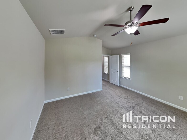 Building Photo - 130 Spring Knoll Dr