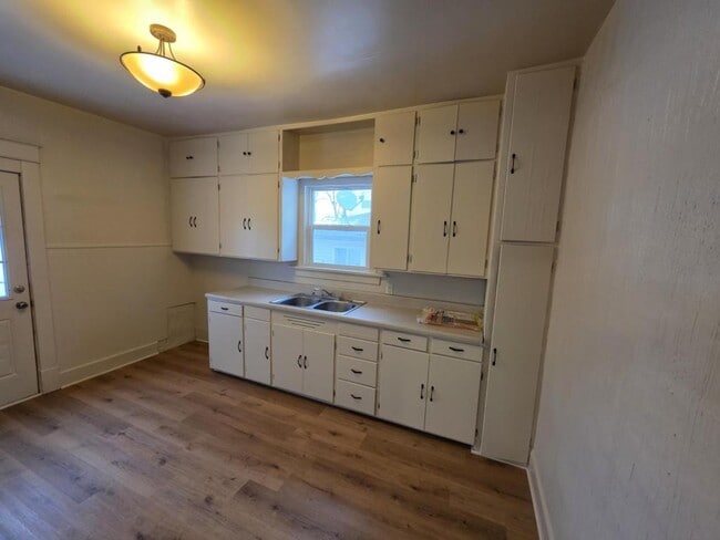 Building Photo - 466 W McKibben St